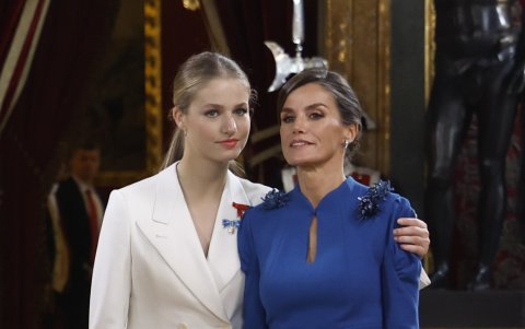 Con su madre, Letizia.