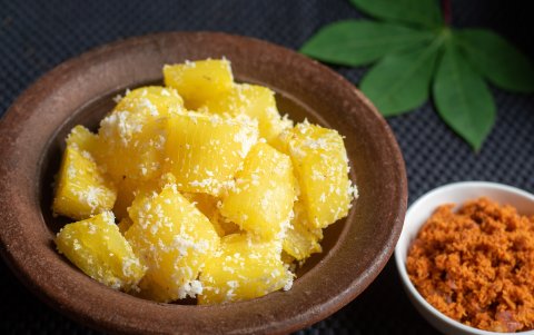 Rocíe la yuca con queso o con salprieta.