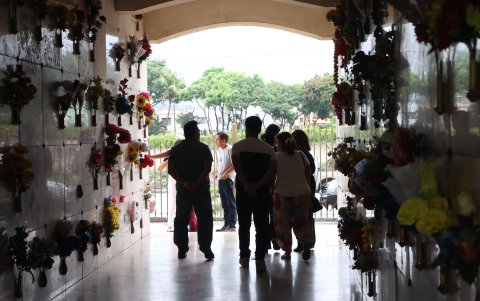 Esperanza. En Jardines de la Esperanza muchos se adelantaron a visitar a sus seres queridos.