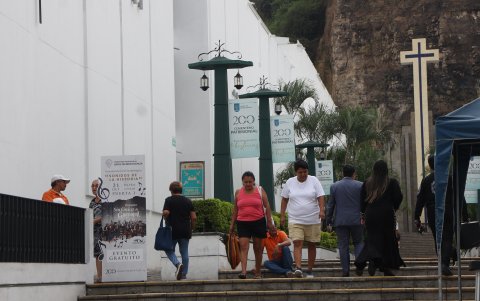 Las visitas a los cementerios se incrementaron desde inicios de semana, previo al feriado.