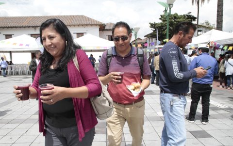 Cientos de personas entre familias y trabajadores, acudieron a la Plaza Central del cantón Rumiñahui para comprar las guaguas de pan y colada morada que se vendía a un dólar.