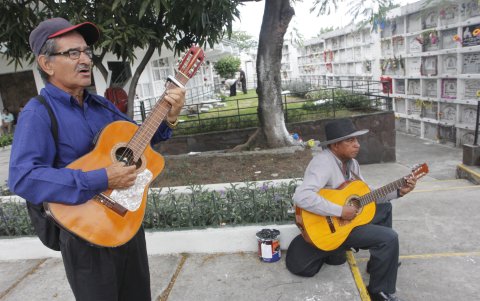 Música. El dúo Los Amigos por 10 años ha llevado serenatas a los difuntos.