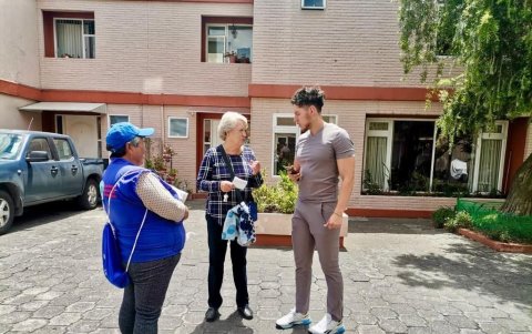 Labor. Recolectores llegan hasta las empresas en busca de materiales.