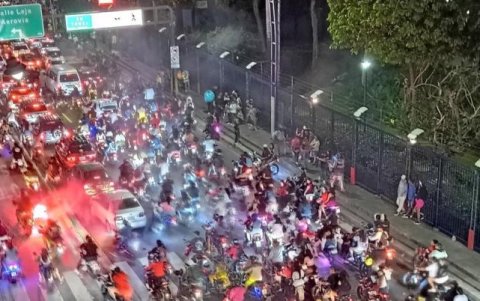 Descontrol. En esta imagen captada en el malecón se puede ver apenas una parte del grupo de motociclistas que se desplazaron por Guayaquil ayer.