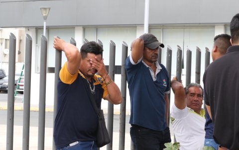 Morgue. Carlos Morán (mano en rostro) lamenta la muerte de su hijo e hijastro.