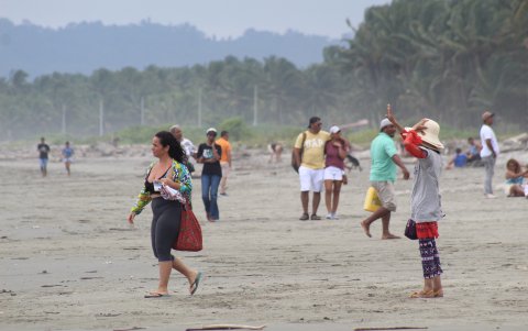 Turistas en balneario de Esmeraldas