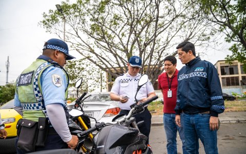 Entre las citaciones también consta una por no portar la licencia de conducir.