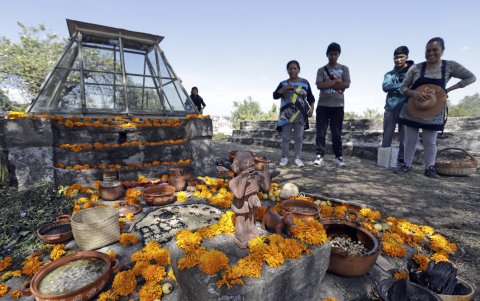 La Pirámide de Cholula es una tumba arqueológica de hace cerca de 1.000 años con los restos de una pareja indígena en la que los visitantes colocaron una ofrenda prehispánica.