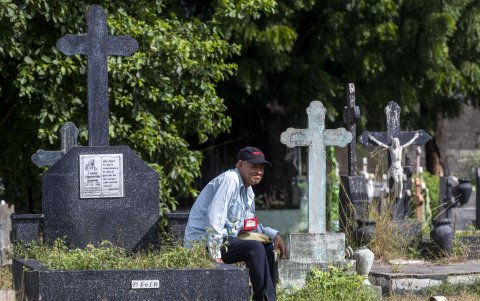 Un hombre visita la tumba de un familiar, en un cementerio de Managua (Nicaragua).