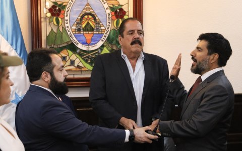 Luis Redondo (i) juramenta como nuevo fiscal general a Johel Zelaya (d), en presencia del vicepresidente de Honduras, Manuel Zelaya (c).