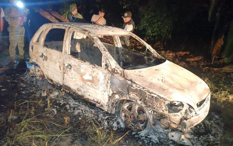El auto quedó completamente destruido, pero se podía apreciar la placa.