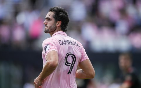 Leonardo Campana ve aparecer una competencia por el puesto de delantero en el equipo.