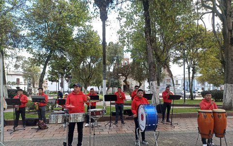 En las calles de Calpi se ubican las famosas banda de pueblo.