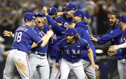 Los jugadores del equipo tejano celebrado tras el hit final.