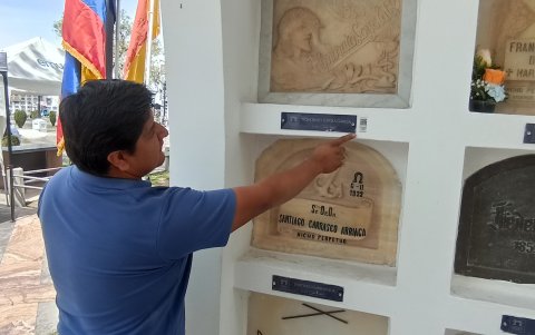 Innovación. En el Cementerio Patrimonial de Cuenca, en varias de las tumbas de personajes ilustres, han sido  colocados código QR para que los visitantes puedan acceder a información de dicha persona.