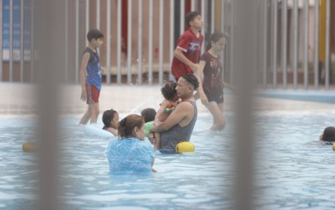 Las piscinas públicas fueron de los sitios aprovechados por quienes decidieron quedarse en casa.