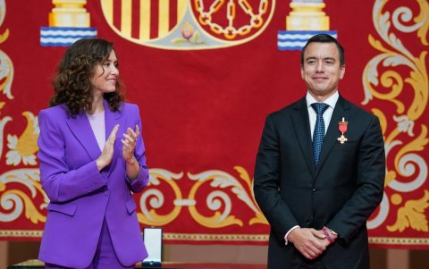 El presidente electo de Ecuador junto a la presidenta de la Comunidad de Madrid.