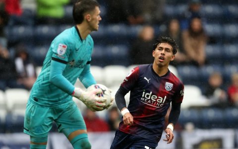 Sarmiento (d) extremo ecuatoriano que pertenece a las filas del West Bromwich no suma minutos desde finales de septiembre.