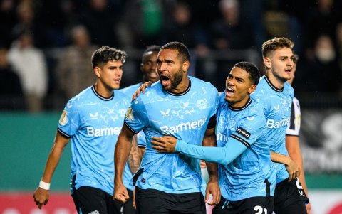 Hincapié (i) fue titular en la goleada entre semana por 5-2 del Leverkusen sobre Sandhausen que le aseguró meterse a octavos de final de la Copa de Alemania.