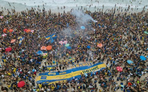 Fotografía aérea de aficionados de Boca Juniors mientras se reúnen para celebrar y cantar a favor de su equipo en la previa de la final de la Copa Libertadores ante Fluminense.