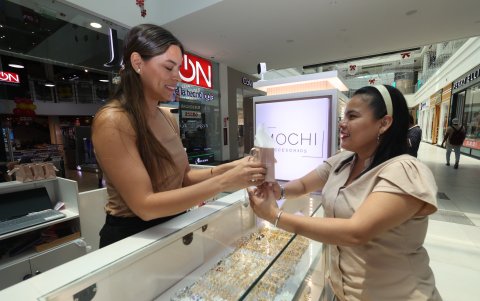 En Mall del Sol existen 90 islas de emprendedores que brindan una variedad de productos alimenticios, accesorios de belleza y servicios.