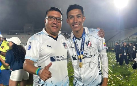 Jorge González (i) junto a su hijo Sebastián tras el título alcanzado por Liga de Quito en la Copa Sudamericana.