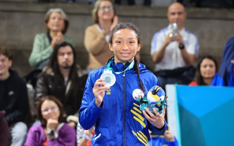 Jacqueline Mollocana con la medalla de plata panamericana.