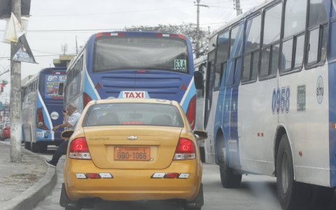 Obstáculo. También cierran el paso a vehículos livianos, mientras compiten por recoger a más pasajeros en cualquier punto de la urbe.