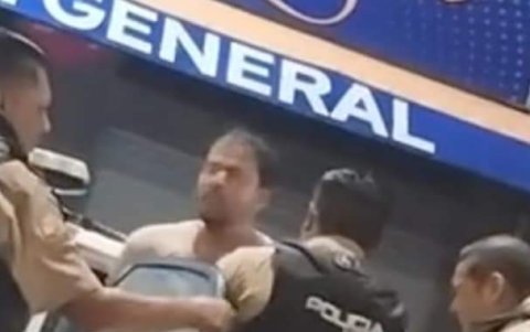 Momentos en que el exseleccionado de Ecuador es ingresado a una patrulla policial.