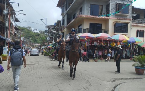 La presencia de los policías a caballo no solo  brindó seguridad sino un atractivo turístico.