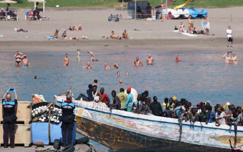 Miles de inmigrantes llegando a las islas Canarias.