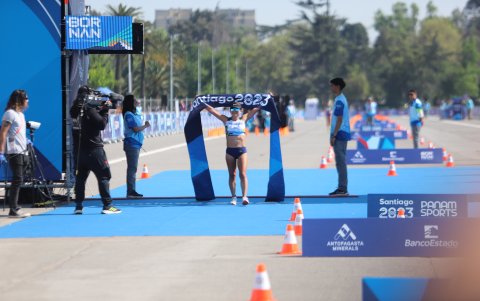 Glenda Morejón el momento de cruzar la meta en la maratón de marcha relevos mixtos.