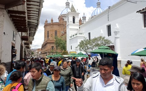 Turistas de distintas localidades del país visitaron la capital azuaya.