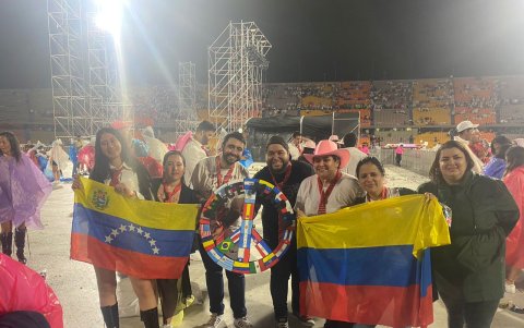 José Luis Olivier (de negro, centro) y Andrea Torres (sosteniendo la bandera de Colombia) se reunieron en el estadio Atanasio Giraldot en Medellín.