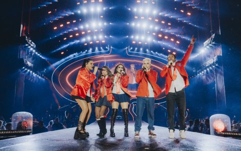 RBD cantando 'Rebelde', tema central de la telenovela de 2004.