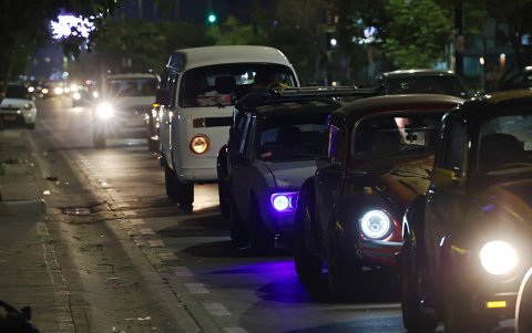 Estos carros desfilan sus vehículos modificados, para emitir luces de colores distintos a los permitidos.