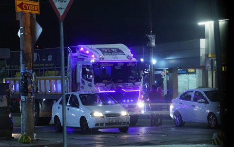 Trailers pasan por vías urbanas llenos de estas luces intensas.