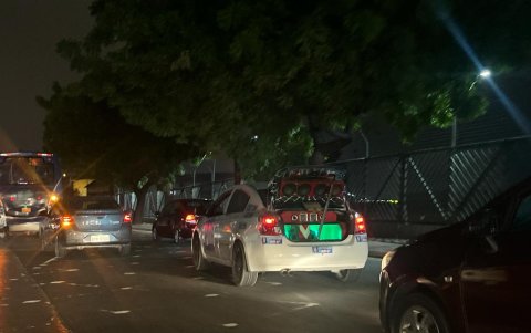 Modificación. Hay varios vehículos que además de sumar a su repertorio luces llamativas en lugares inapropiados, también colocan parlantes, lo que genera más escándalo en las vías.