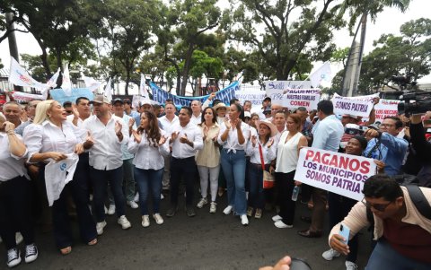 En Guayas, la prefecta Marcela Aguiñaga acompañó al plantón de los municipios de la provincia.