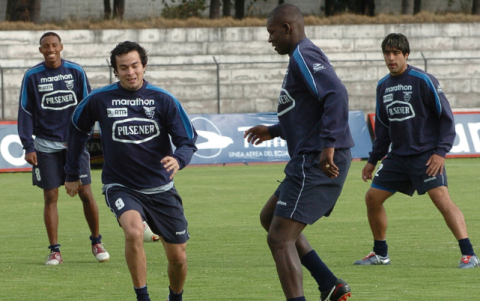 Jaime Iván Kaviedes (i) durante un entrenamiento con la selección ecuatoriana de fútbol.