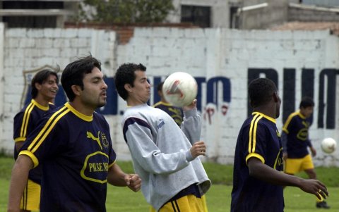 Jaime Iván Kaviedes (c) duró poco en su paso por el Deportivo Quito, en 2012.