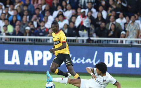 Barcelona (amarillo) venció a Liga en 2023, en el último antecedente entre ambos en el Rodrigo Paz Delgado, de Quito.