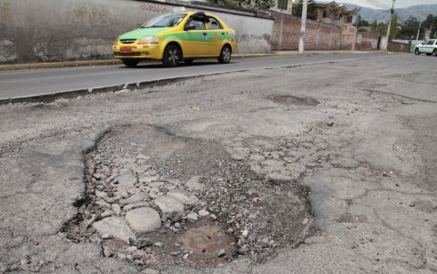 El paso constante de cientos de vehículos ha provocado el deterioro del bacheado.
