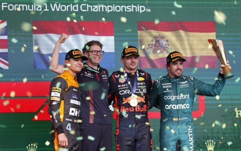 Fernando Alonso (d) fue la sorpresa de Brasil al meterse en el tercer lugar.