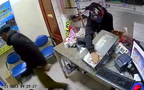 Los pillos quedaron captados en el momento del atraco.