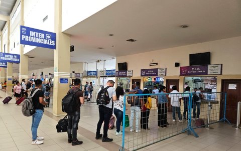 Con temor, los pasajeros se acercaron al lugar. Más de uno se retiró y postergó su viaje.