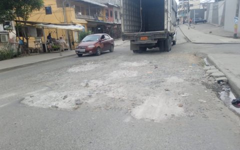 En la Pancho Jácome es común ver las calles principales e internas deterioradas. Piden ayuda para mejorar la movilidad.