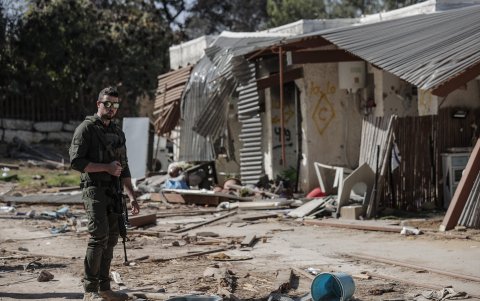 Un soldado camina por una calle del kibutz Kfar Aza, una comunidad que sufrió la perdida de mas de cien de sus habitantes en el ataque terrorista de Hamas.