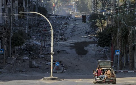 Gaza. Varios residentes dejan a pie o en vehículos la Franja.