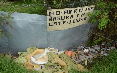 La ciudadanía no hace caso a los carteles y bota escombros